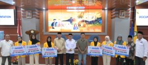 Enam Mahasiswa FEB Unkhair Terima Beasiswa dari Program Nasab Peduli