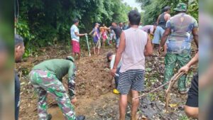Tanggap Darurat Longsor, Babinsa Koramil Jailolo Bersama Warga Bergotong Royong Buka Akses Jalan Tertutup Material Longsoran