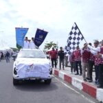Wali_Kota_Tidore_Kepualauan_Muhammad_Sinen,_SE_melepas_secara_resmi_peserta_kirab_Bangga_Kencana_menu_dalam_rangka_Harganas_ke_32_tingkat_Provinsi_Maluku_Utara_di_pelataran_pantai_Tugulufa_(2)