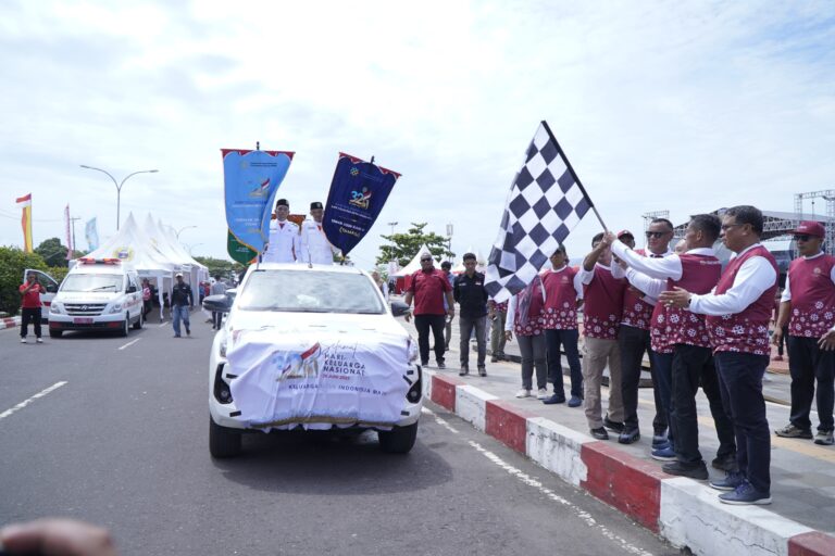 Wali_Kota_Tidore_Kepualauan_Muhammad_Sinen,_SE_melepas_secara_resmi_peserta_kirab_Bangga_Kencana_menu_dalam_rangka_Harganas_ke_32_tingkat_Provinsi_Maluku_Utara_di_pelataran_pantai_Tugulufa_(2)