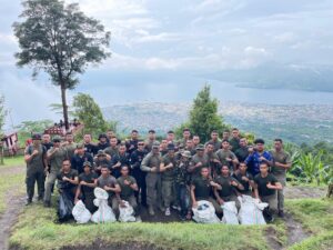 Satbrimob Polda Malut Gelar Aksi Bersih di Taman Love dan Jalur Pendakian