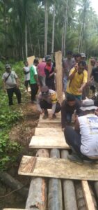 Jembatan Penghubung Desa Sofan-Kawadang Dibangun Kembali Lewat Kerja Bakti, Bhabinkamtibmas dan PJ Kades Turun Langsung