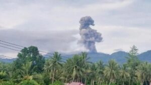 Gunung Dukono Erupsi Lagi, Kolom Abu Capai 2.287 Meter di Atas Permukaan Laut