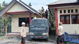 Bakti Tanpa Pamrih: Bhabinkamtibmas Polsek Wulanggitang Tetap Setia Dampingi Warga di Tengah Abu Vulkanik