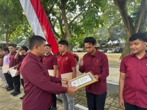 Kapolda Gorontalo beri penghargaan kepada anggota yang berprestasi
