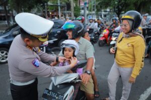Polda Maluku Utara Luncurkan Operasi Patuh Kie Raha 2025, Puluhan Helm SNI Dibagikan kepada Pengendara Tertib