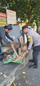 Bhabinkamtibmas dan Lurah Kalumpang Gelar Aksi Bersih-Bersih Trotoar, Ajak Warga Jaga Lingkungan