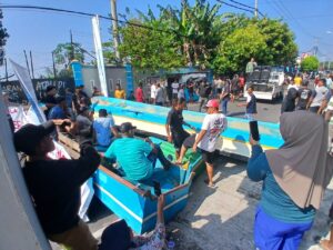 Gelombang Besar Rusak Perahu, Warga Jambula Turun ke Jalan Tuntut Pemkot dan Pemprov Ternate Ambil Tindakan Nyata