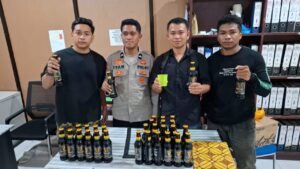 Berantas Penyakit Masyarakat, Satgas Ops Pekat Amankan Puluhan Botol Miras di Bukit Durian