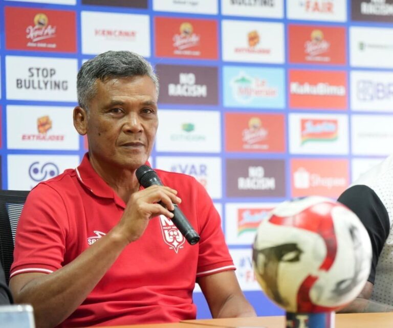Malut United Tanpa Beban Hadapi Persebaya, Hendri Susilo Targetkan Kemenangan  Ternate – Pelatih kepala Malut United, Hendri Susilo, memastikan seluruh pemainnya berada dalam kondisi siap jelang laga tandang menghadapi Persebaya Surabaya pada pekan ke-17 BRI Super League 2025–2026. Pertandingan tersebut akan digelar di Stadion Gelora Bung Tomo, Surabaya.  Meski berstatus sebagai tim tamu, Hendri menegaskan anak asuhnya akan tampil tanpa beban dan membawa target meraih kemenangan. Ia berharap para pemain mampu menjalankan strategi yang telah disiapkan demi hasil maksimal.  “Semoga para pemain bisa menjalankan game plan dengan baik sehingga kami bisa mendapatkan hasil terbaik,” ujar Hendri Susilo saat sesi jumpa pers pra-pertandingan, Jumat (9/1/2026).  Kendati datang dengan kepercayaan diri tinggi, Hendri mengakui Persebaya tetap menjadi lawan yang patut diwaspadai, terlebih bermain di hadapan pendukungnya sendiri. Selain itu, laga ini juga menjadi debut pelatih anyar Persebaya, Bernardo Tavares.  “Melawan Persebaya bukan pekerjaan mudah. Kehadiran pelatih baru tentu menambah motivasi mereka untuk tampil all out. Namun, kami sudah menyiapkan game plan untuk mengantisipasi situasi tersebut,” jelasnya.  Catatan pertemuan kedua tim musim lalu menunjukkan persaingan yang cukup ketat. Malut United sempat mencuri kemenangan 2-0 atas Persebaya di Stadion Gelora Bung Tomo pada Jumat (17/1/2025). Sementara satu pertemuan lainnya yang berlangsung di Stadion Madya Gelora Bung Karno, Jakarta, pada Jumat (16/8/2024), berakhir imbang tanpa gol.  “Hasil pertemuan itu sudah menjadi masa lalu. Kami sudah melupakannya dan kini fokus sepenuhnya pada pertandingan besok dengan persiapan yang sudah kami matangkan,” tambah Hendri.  Saat ini, Malut United berada di peringkat keempat klasemen sementara BRI Super League dengan koleksi 34 poin. Sementara itu, Persebaya Surabaya menempati posisi ketujuh dengan raihan 25 poin.  Tim Redaksi 