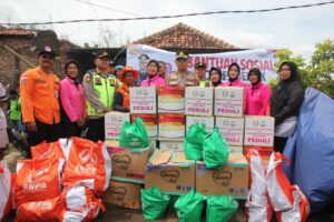 Polres Demak Salurkan 200 Paket Sembako dan Layanan Kesehatan Gratis bagi Warga Terdampak Banjir
