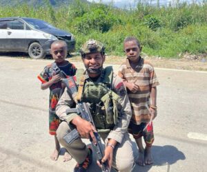 Perkuat Kamtibmas, Personel Brimob Sambangi Warga Kampung Aikai Paniai