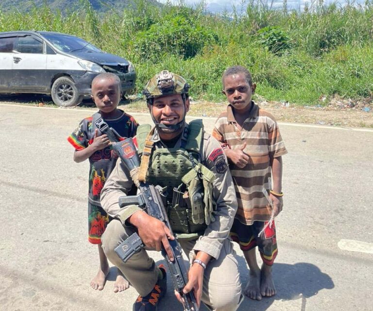 Perkuat Kamtibmas, Personel Brimob Sambangi Warga Kampung Aikai Paniai