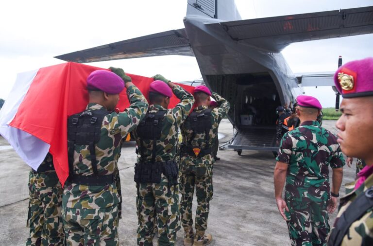 Korps Marinir Berduka, Dua Prajurit Gugur Dimakamkan Secara Militer di Lampung