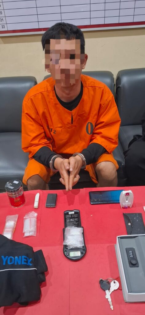 Berusaha Kabur, Polisi Ringkus Pemuda Dengan 16 Paket Narkotika Jenis Sabu.    