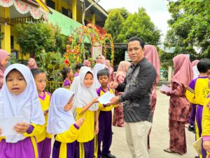 Tebar Kebaikan di Bulan Suci, SDN 29 Kota Pekanbaru Salurkan Santunan dan Paket Sembako