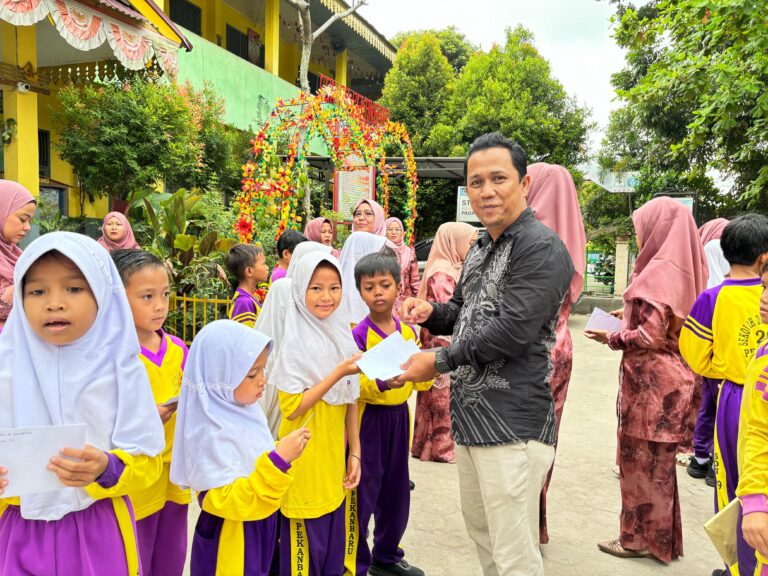 Tebar Kebaikan di Bulan Suci, SDN 29 Kota Pekanbaru Salurkan Santunan dan Paket Sembako