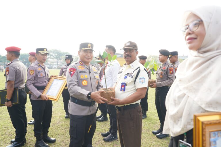 Kapolda Riau Berikan Penghargaan Kepada Satpam UIN Suska Riau Yang Bantu Mahasiswi Korban Penusukan 