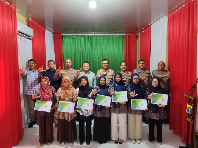 Kapolres Dumai Serahkan BPJS Ketenagakerjaan Kepada PHL & CS di lingkungan Polres Dumai Sebagai Bentuk Perhatian