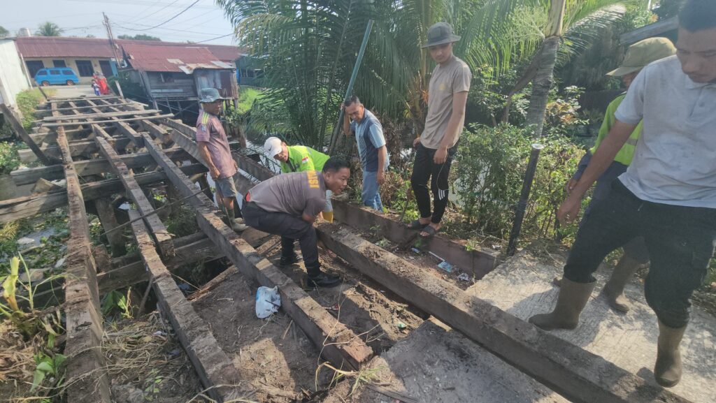 Sinergi Polri Aparatur Pemerintah dan Masyarakat Bongkar Material Jembatan Penghubung Kelurahan Bumi Ayu dan Bukit Datuk
