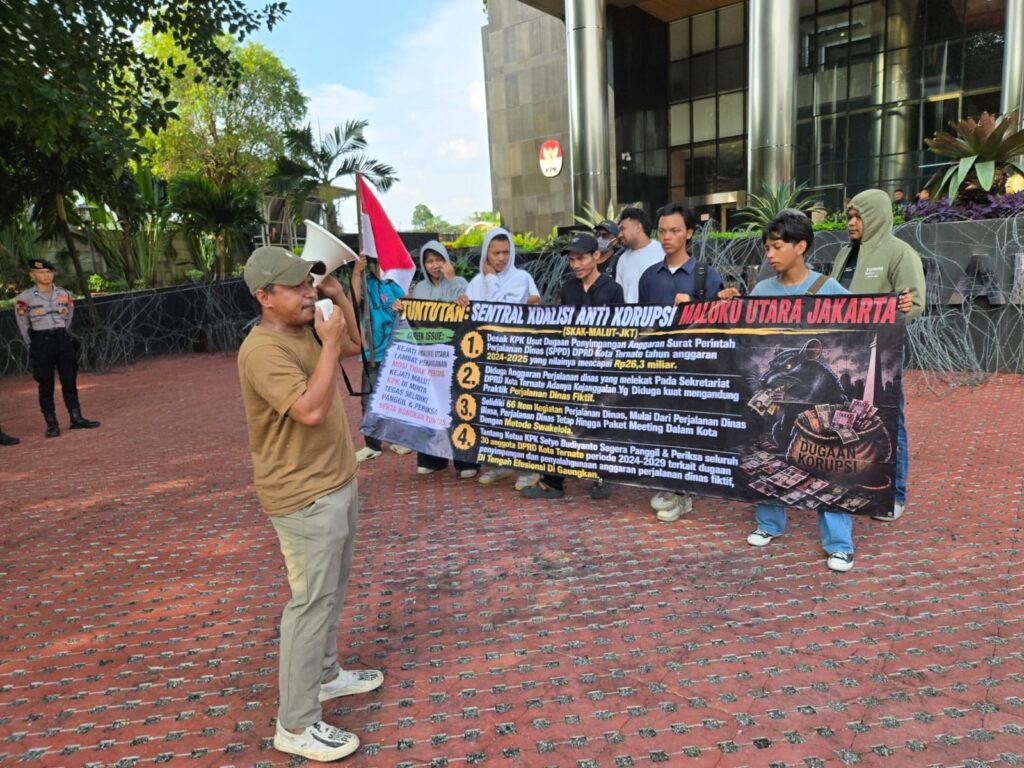 Aksi Sentral Koalisi Anti Korupsi Maluku Utara Jakarta (SKAK-MALUT-JKT) Di Gedung KPK Jakarta Pusat, Menyoroti SPPD Fiktif DPRD Kota Ternate 